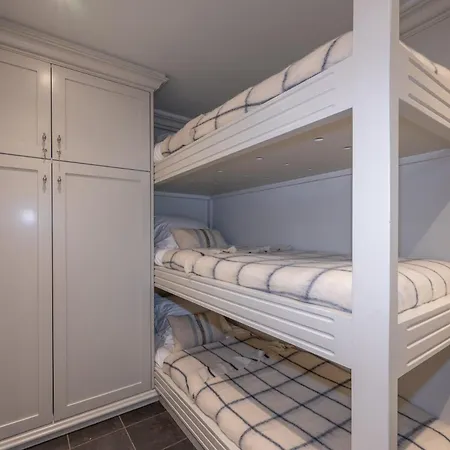 1e Verdiep Op De Zeedijk In Met 3 Slaapkamers Voor Max 7 Pers *