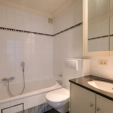 1e Verdiep Op De Zeedijk In Met 3 Slaapkamers Voor Max 7 Pers Knokke-Heist