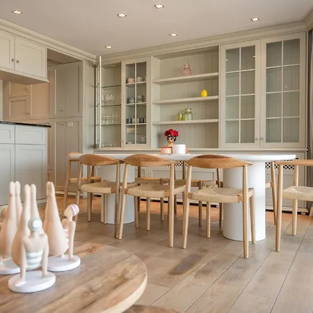 Apartment 1e Verdiep Op De Zeedijk In Met 3 Slaapkamers Voor Max 7 Pers Knokke-Heist