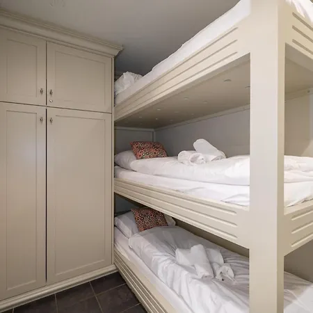 1e Verdiep Op De Zeedijk In Met 3 Slaapkamers Voor Max 7 Pers Apartment