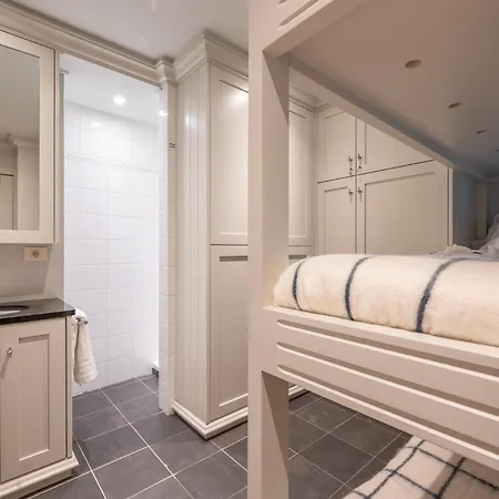 1e Verdiep Op De Zeedijk In Met 3 Slaapkamers Voor Max 7 Pers * Knokke-Heist