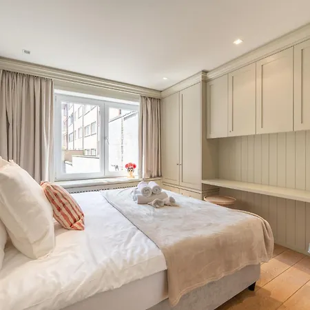 1e Verdiep Op De Zeedijk In Met 3 Slaapkamers Voor Max 7 Pers Knokke-Heist